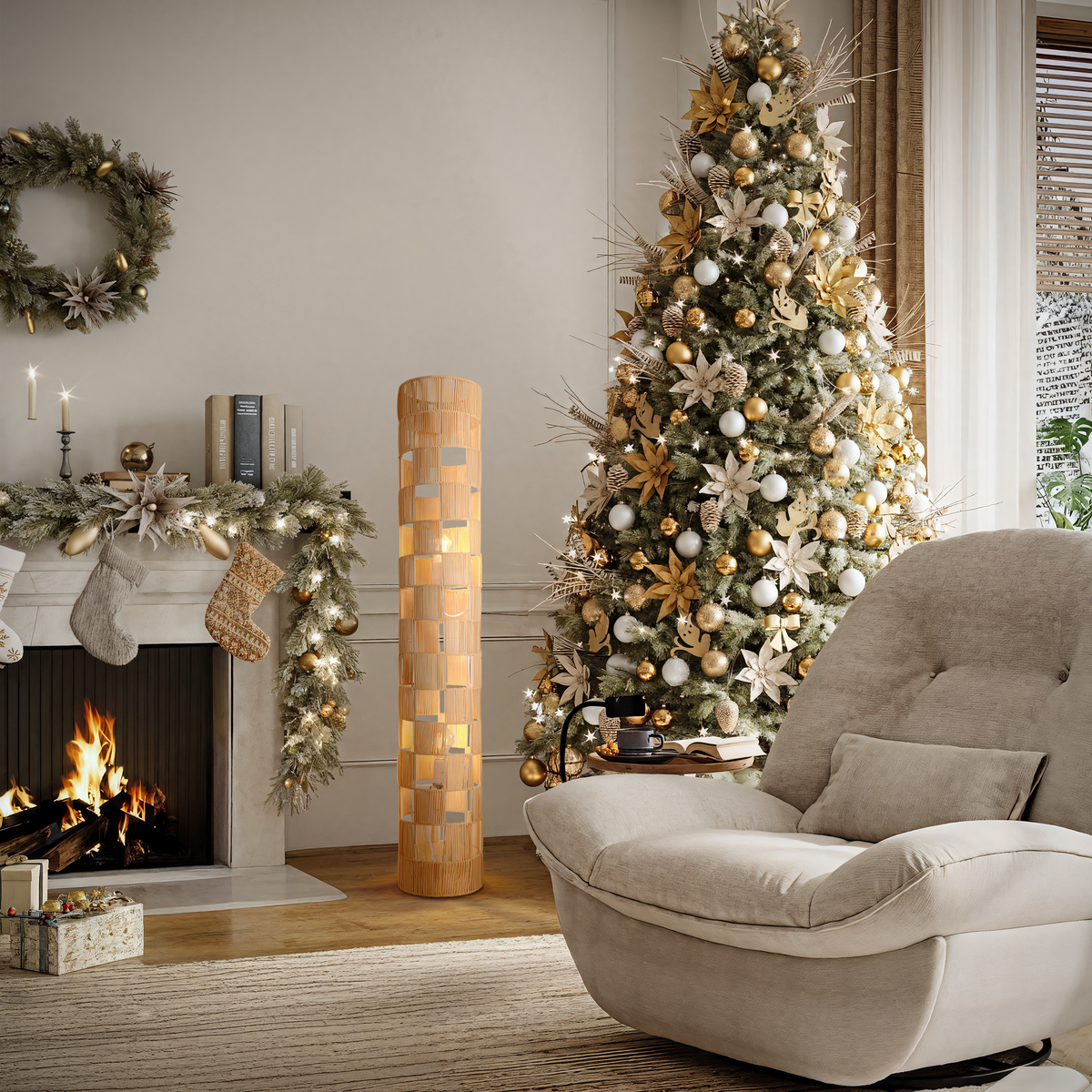 Lámpara de pie columna de ratán Torrisa – en un salón decorado para Navidad