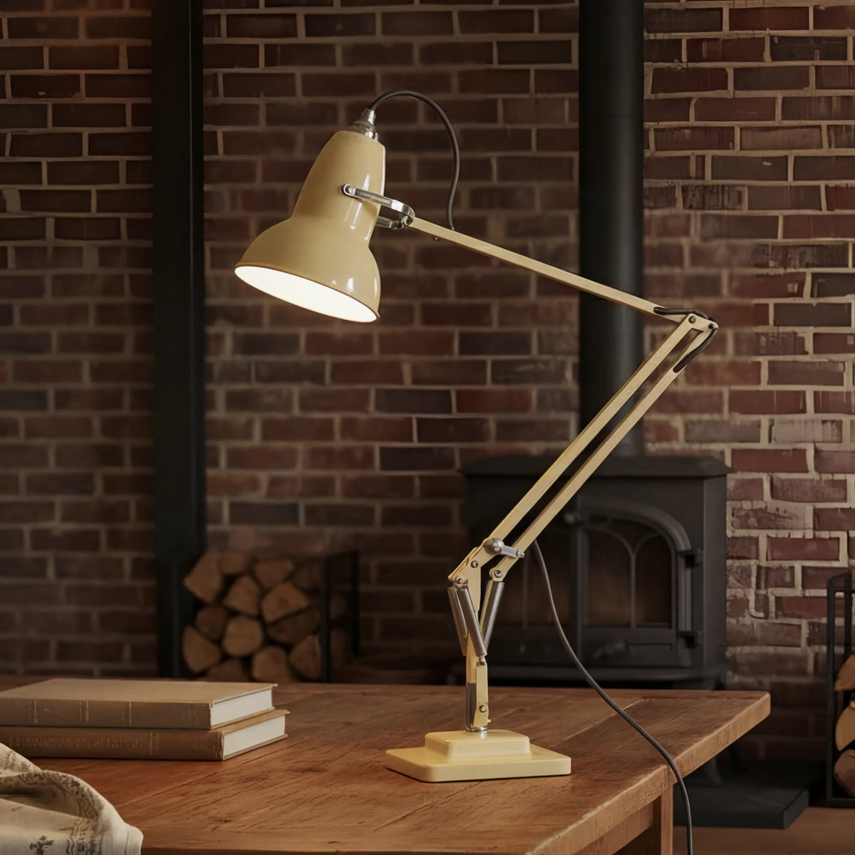 Lámpara de escritorio industrial Quinela sobre un escritorio de madera – imagen 8
