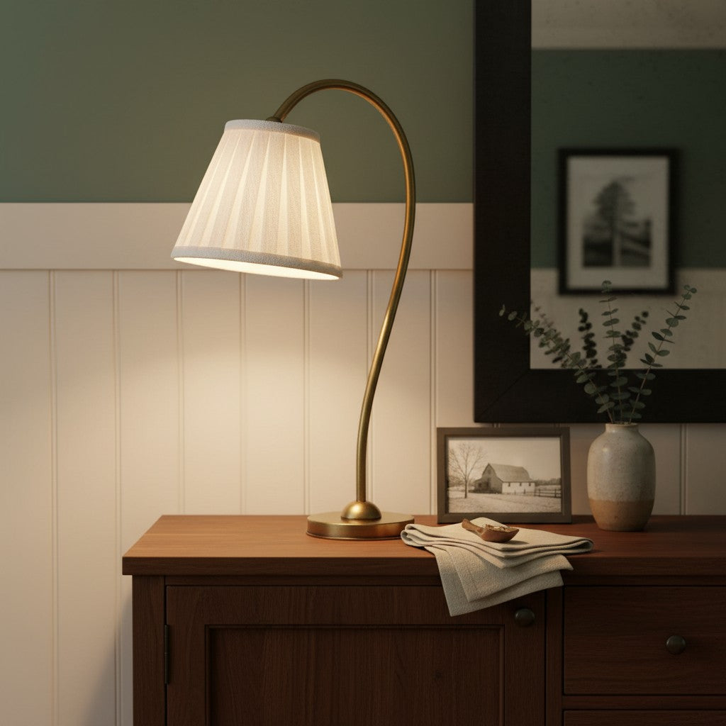 Lámpara de mesa clásica Linara – encendida junto a una cama