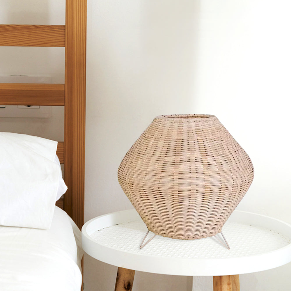 Lámpara de mesa de ratán Nidora en un dormitorio de estilo natural – imagen 6