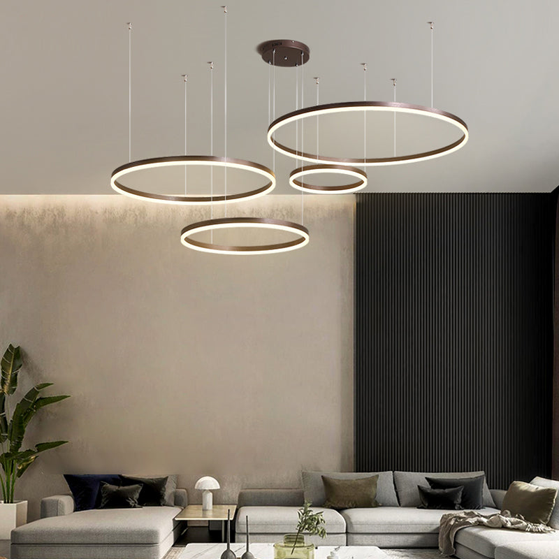 Lámpara colgante LED de aros Saroa en un salón moderno – imagen 15