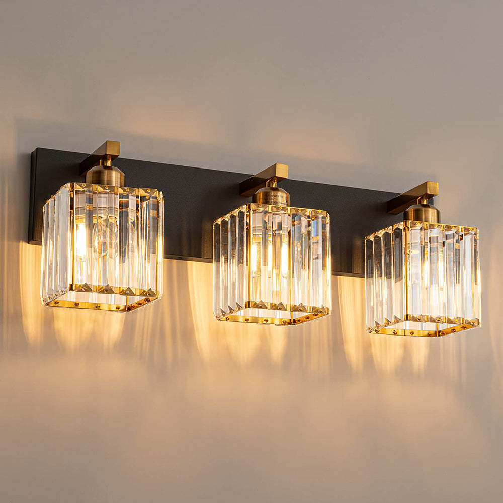 Aplique de pared para espejo con cristal Pirsela – versión de 3 luces encendida
