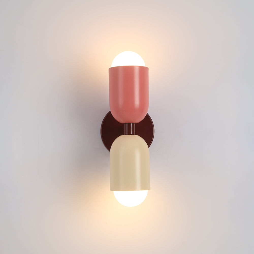 Aplique de pared de doble foco Bicora en un dormitorio colorido – imagen 3