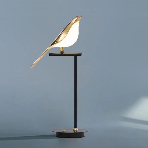Lámpara de mesa con pájaros luminosos Mirleta en un dormitorio elegante – imagen 4