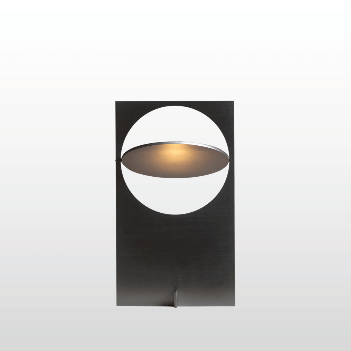 Lámpara de mesa LED Jocaso de hierro con disco inclinado – encendida con luz cálida
