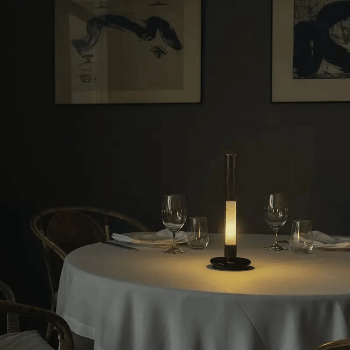 Lámpara de mesa vela recargable Flamela en una mesa de comedor – imagen 4