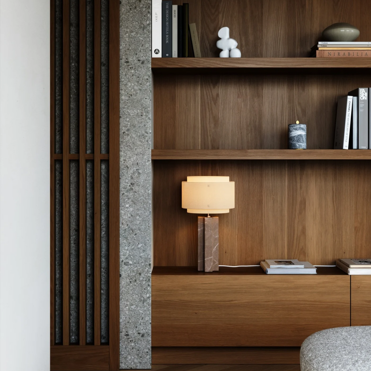 Lámpara de mesa Imarna de mármol y lino en un salón cálido – imagen 8