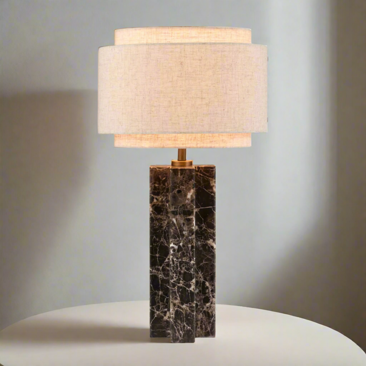 Lámpara de mesa Imarna de mármol y lino en un salón cálido – imagen 3