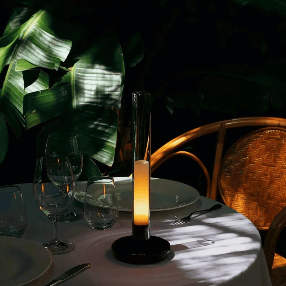 Lámpara de mesa vela recargable Flamela en una mesa de comedor – imagen 5