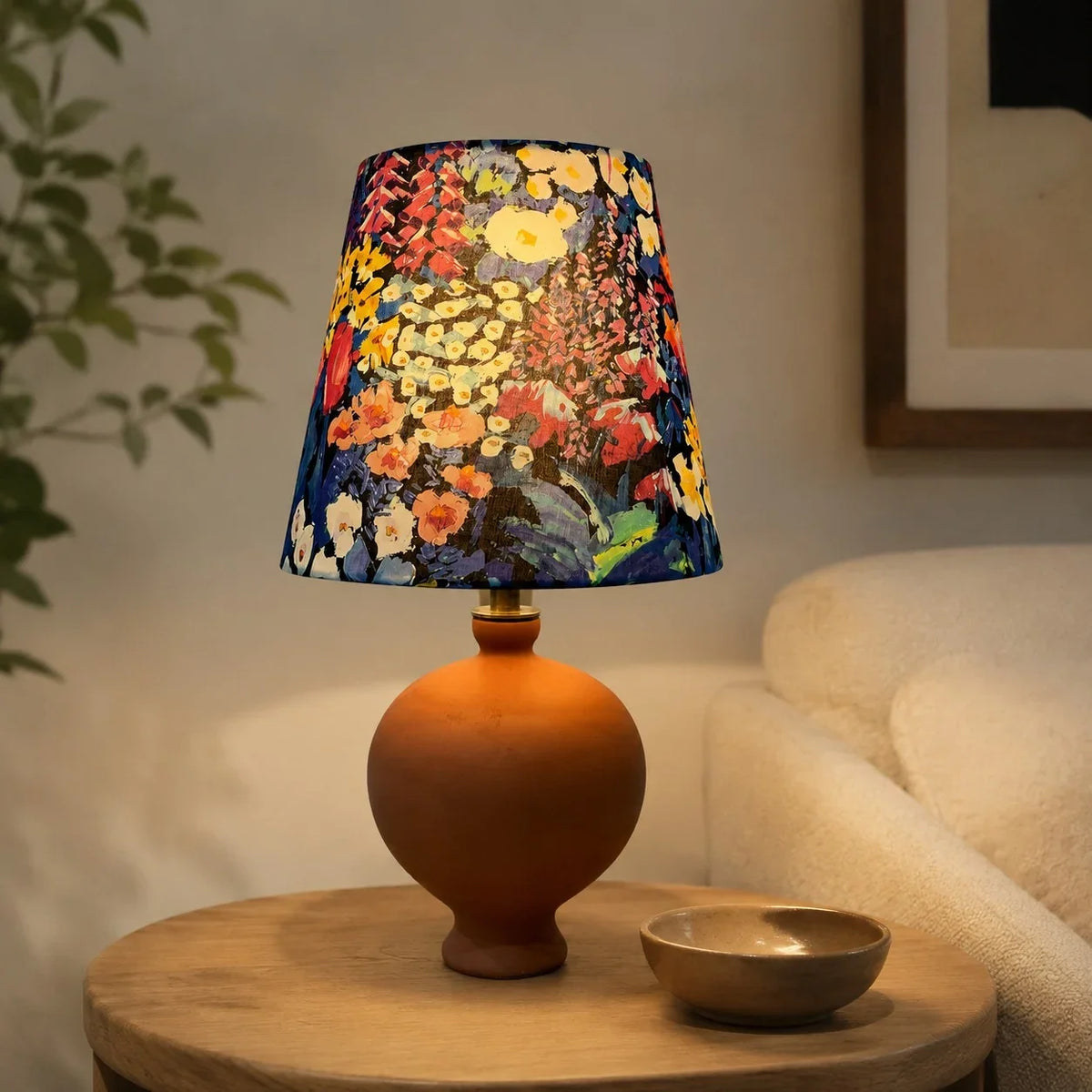 Lámpara de mesa de cerámica Vergela – con pantalla floral azul en una mesa auxiliar