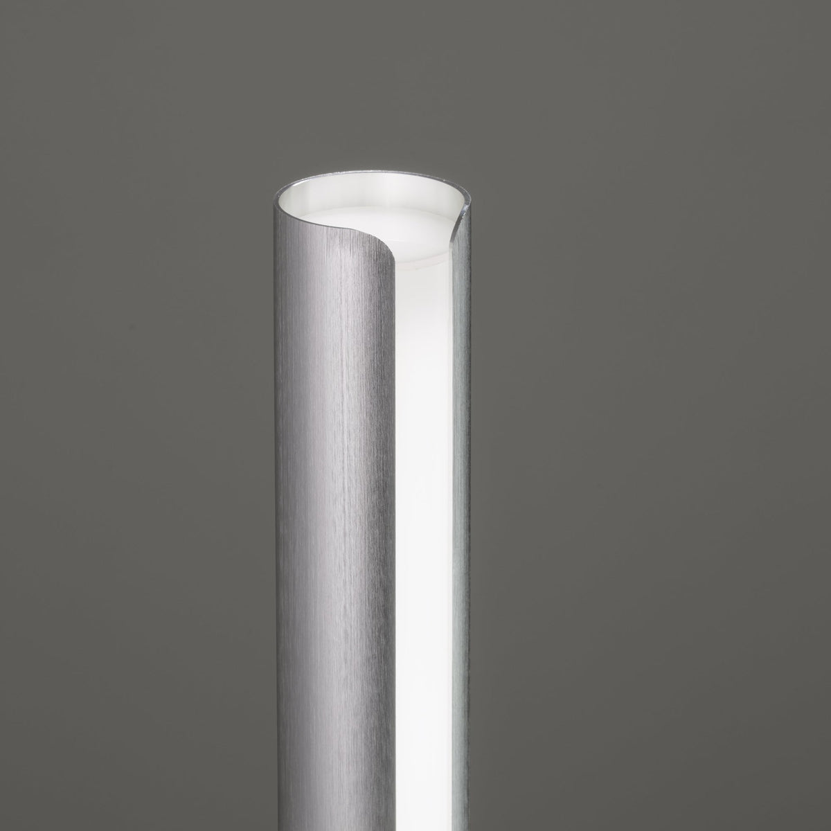 Lámpara de mesa LED cilíndrica Ostela – detalle de la ranura de luz