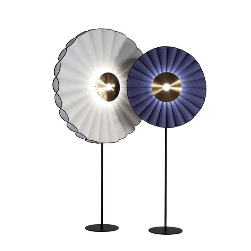 Lámpara de pie LED con disco plisado Zirena – blanca y azul sobre fondo blanco