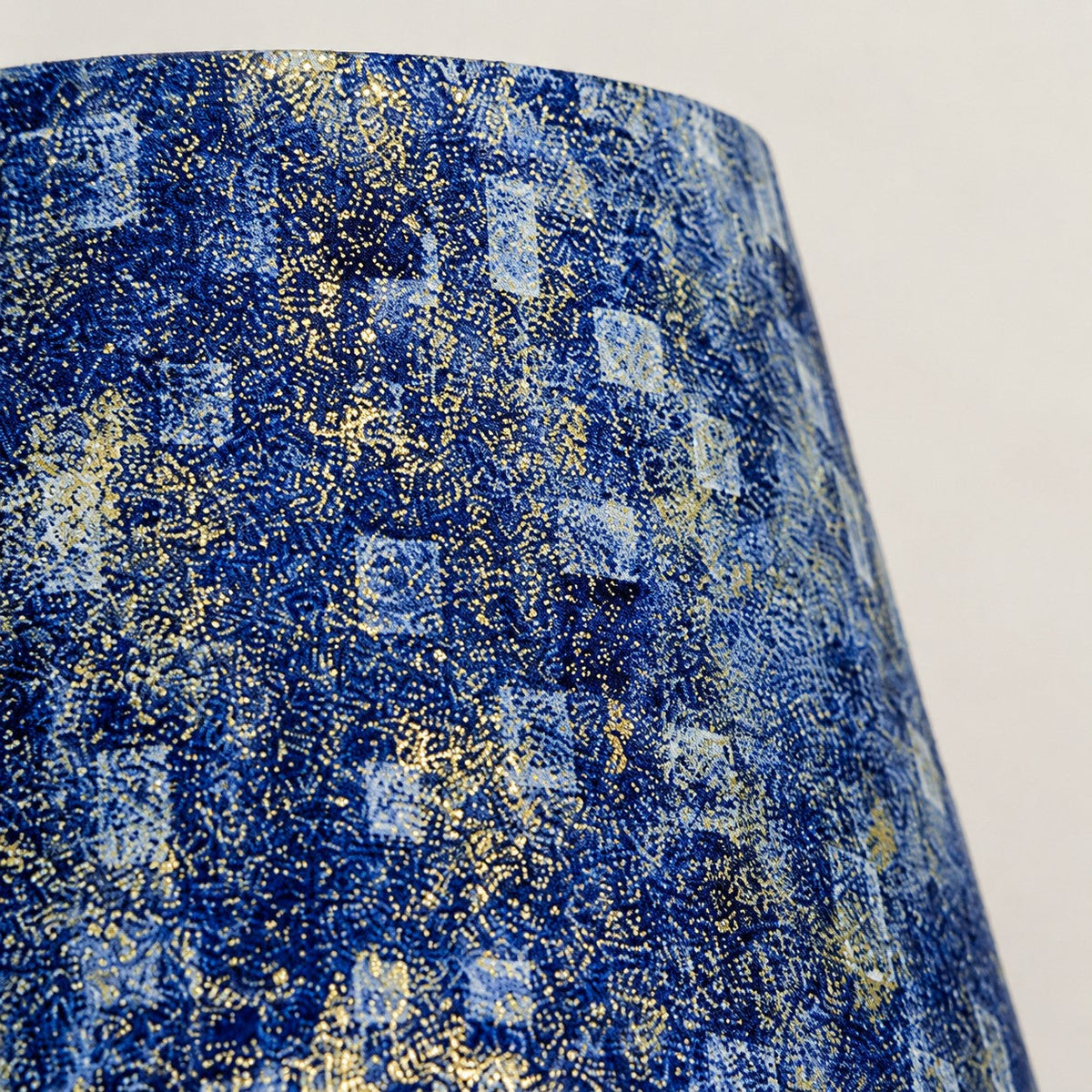 Lámpara de mesa de cerámica Zafiela – detalle del estampado azul y dorado de la pantalla