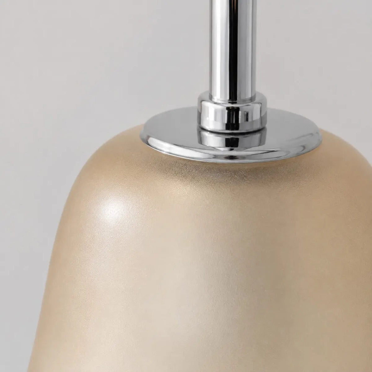 Aplique de pared vintage de cristal Ourela – detalle del cuello cromado y el cristal