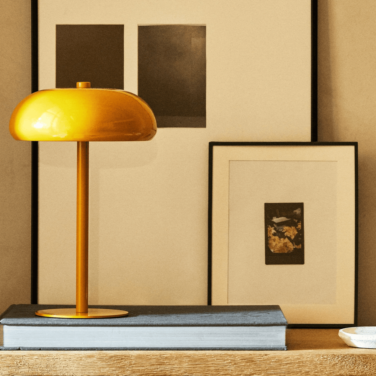 Lámpara de mesa inalámbrica recargable Sombreta en un salón contemporáneo – imagen 5