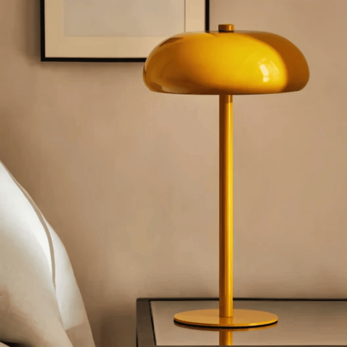 Lámpara de mesa inalámbrica recargable Sombreta en un salón contemporáneo – imagen 6
