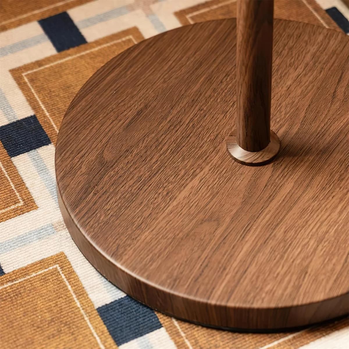 Lámpara de pie Trisola con pantalla ámbar – base redonda efecto nogal sobre alfombra