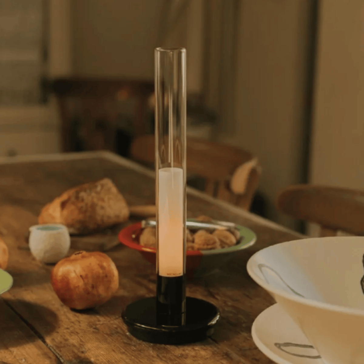 Lámpara de mesa vela recargable Flamela en una mesa de comedor – imagen 6
