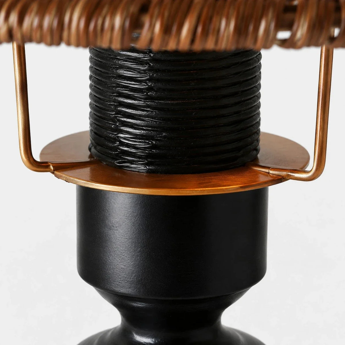 Lámpara de mesa de cerámica y mimbre Rattana – detalle del soporte metálico de la pantalla