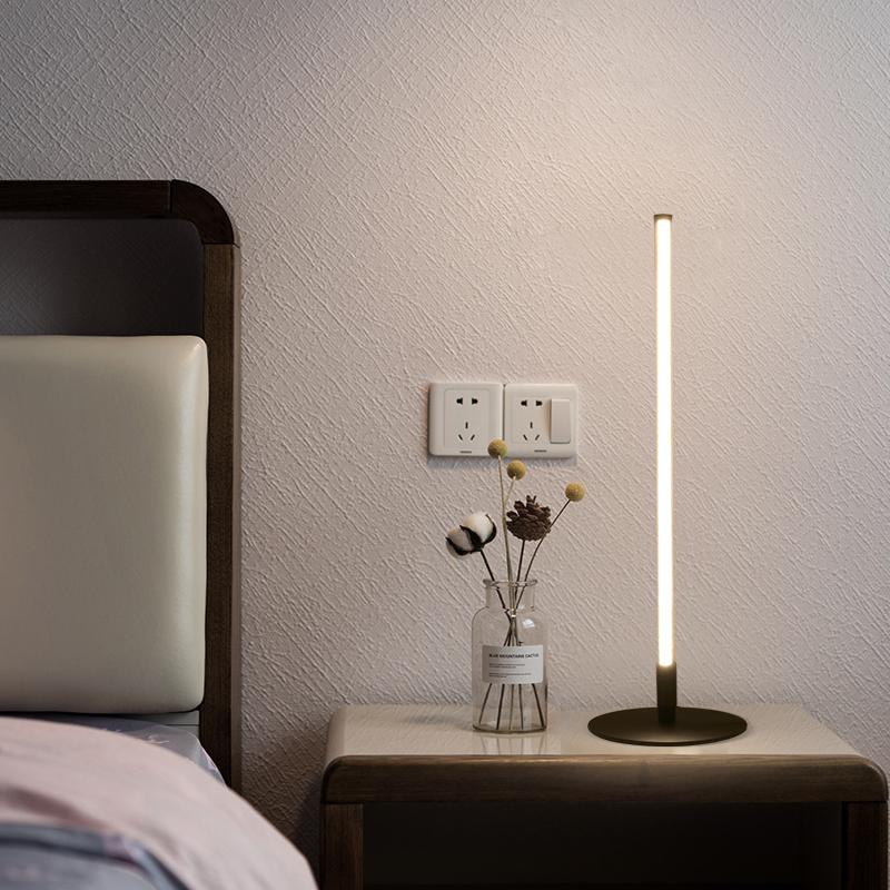 Lámpara de mesa LED lineal Esbela sobre una mesita de noche – imagen 13