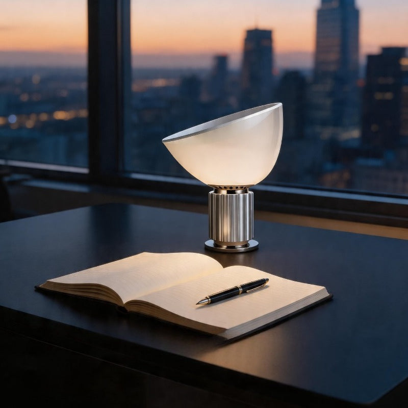 Lámpara de mesa orientable Velisca – plata sobre un escritorio con vistas a la ciudad