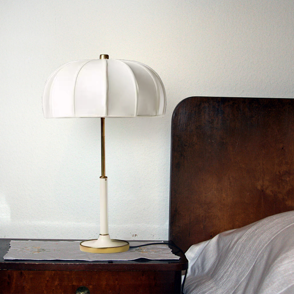 Lámpara de mesa mid century Lomadia en un dormitorio sereno – imagen 6