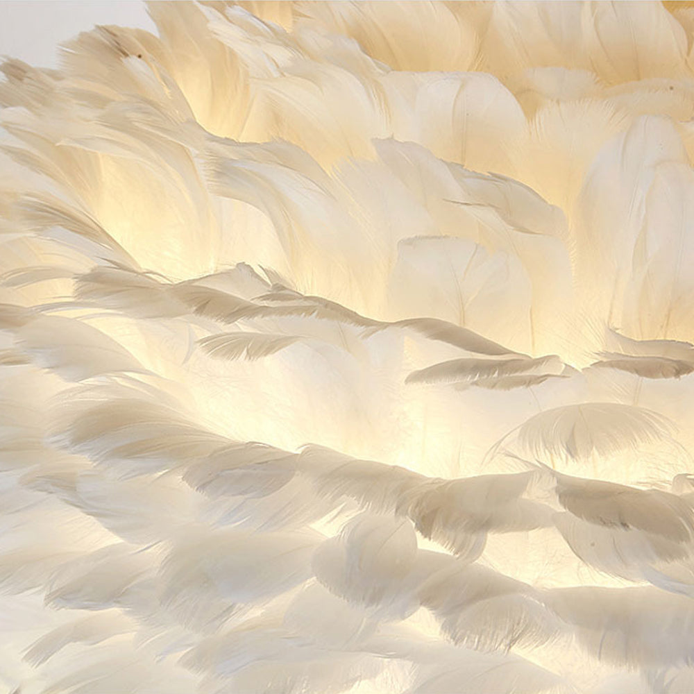 Lámpara de mesa de plumas Lupena – detalle de las plumas iluminadas
