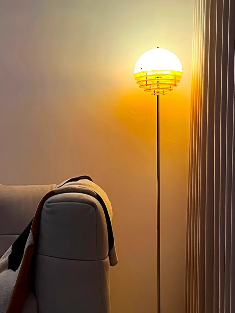 Lámpara de pie Bauhaus Tuneva – encendida junto a la cortina