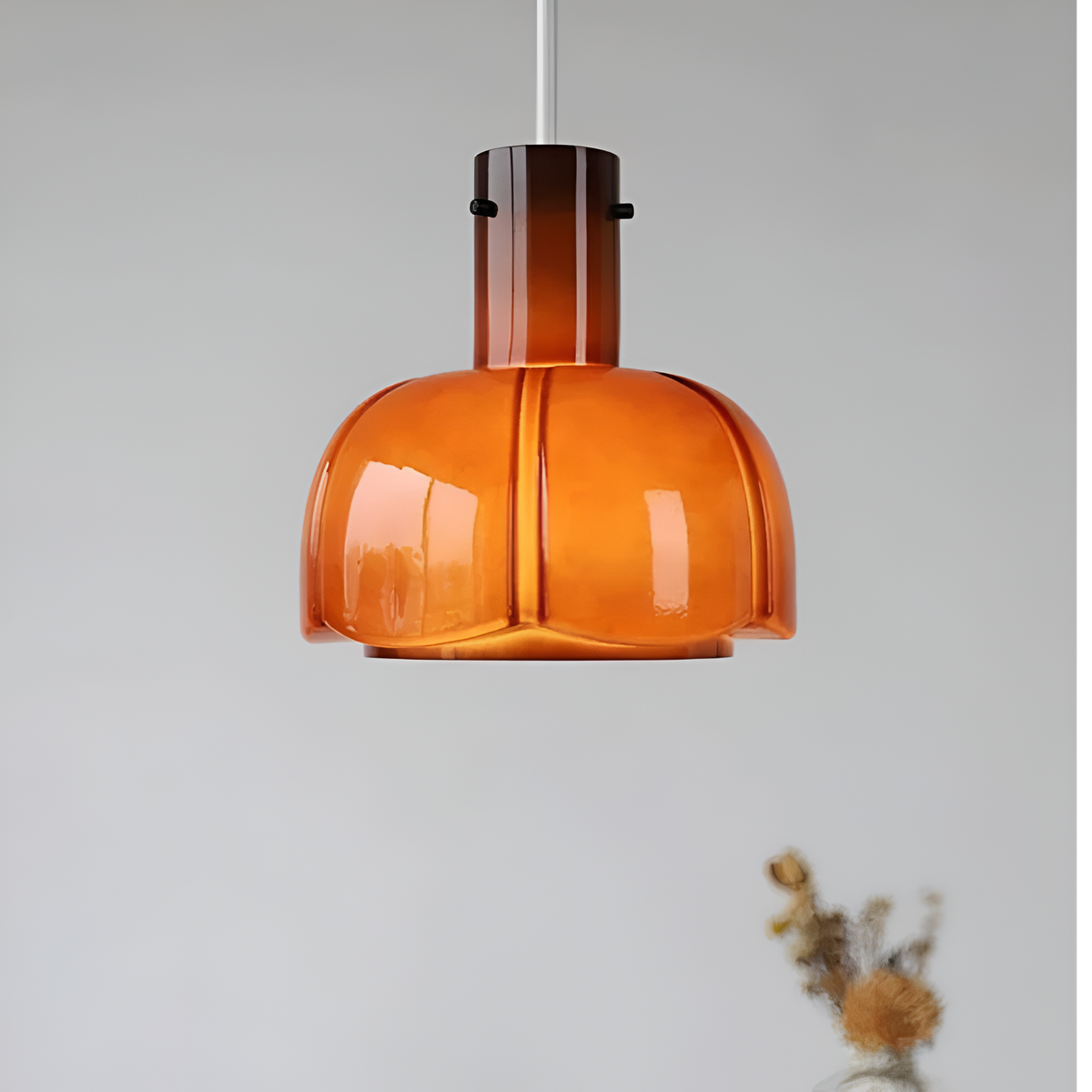 Lámpara colgante de cristal en forma de flor Amapela sobre una mesa de comedor – imagen 6