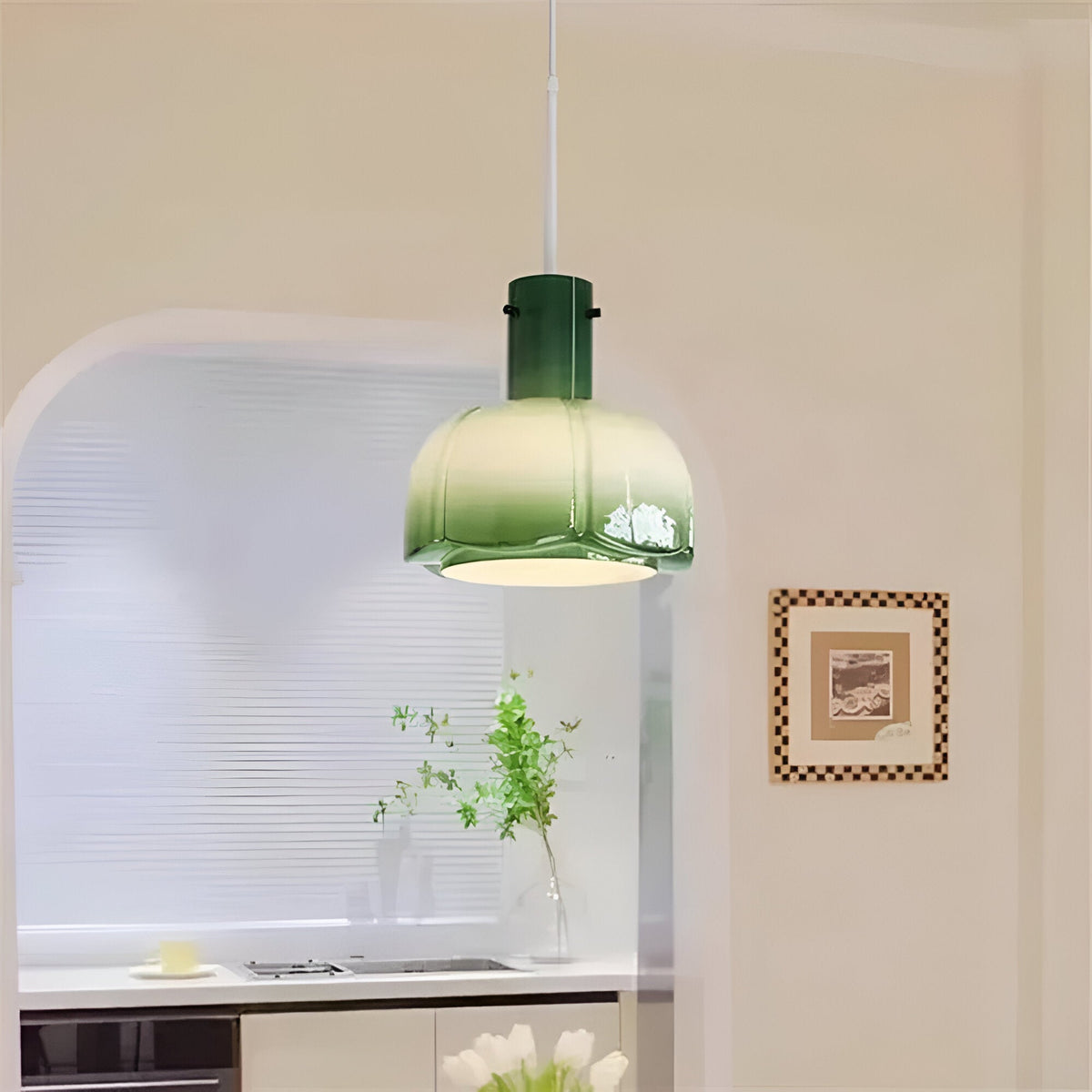Lámpara colgante de cristal en forma de flor Amapela sobre una mesa de comedor – imagen 7