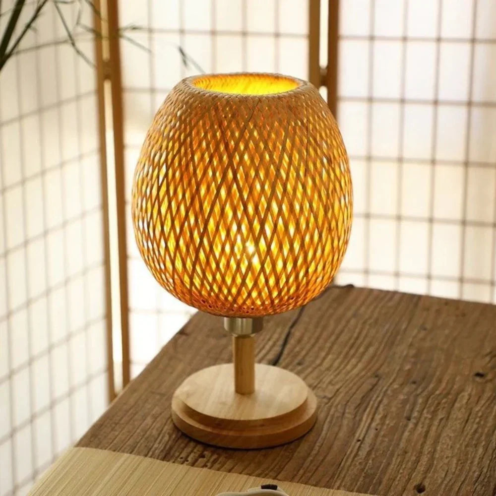 Lámpara de mesa de bambú trenzado Guadela en un rincón acogedor – imagen 12