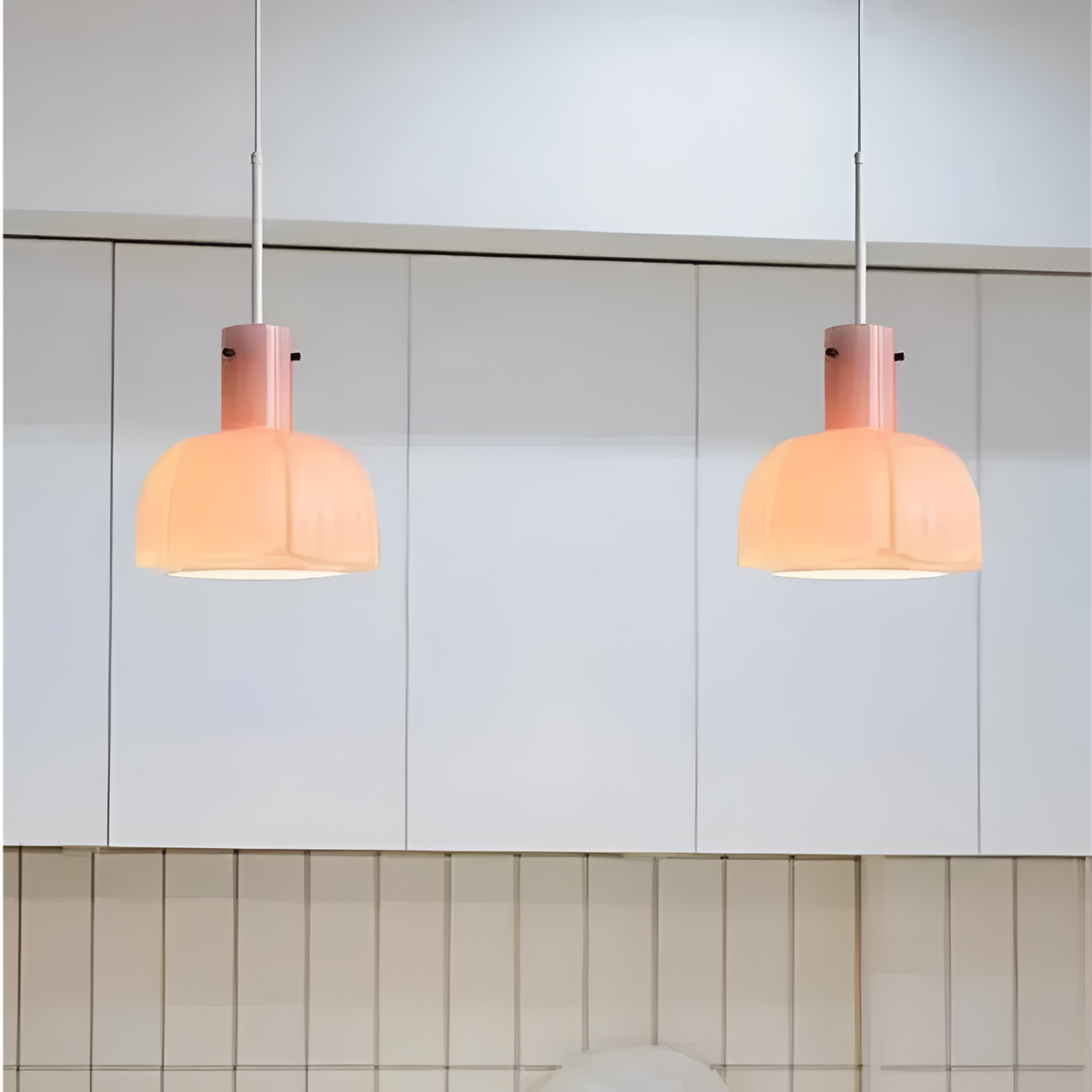 Lámpara colgante de cristal en forma de flor Amapela sobre una mesa de comedor – imagen 20
