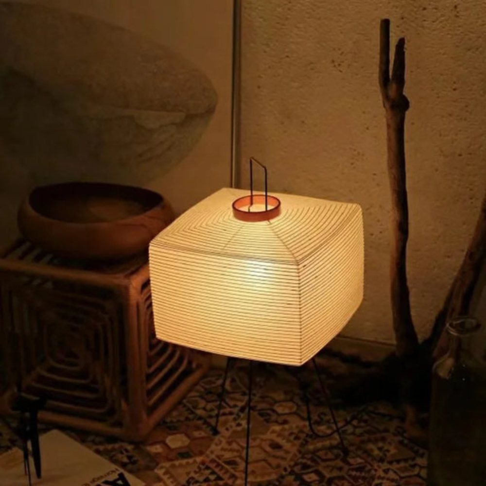 Lámpara de papel de arroz Esvela en un salón de estilo japandi – imagen 3