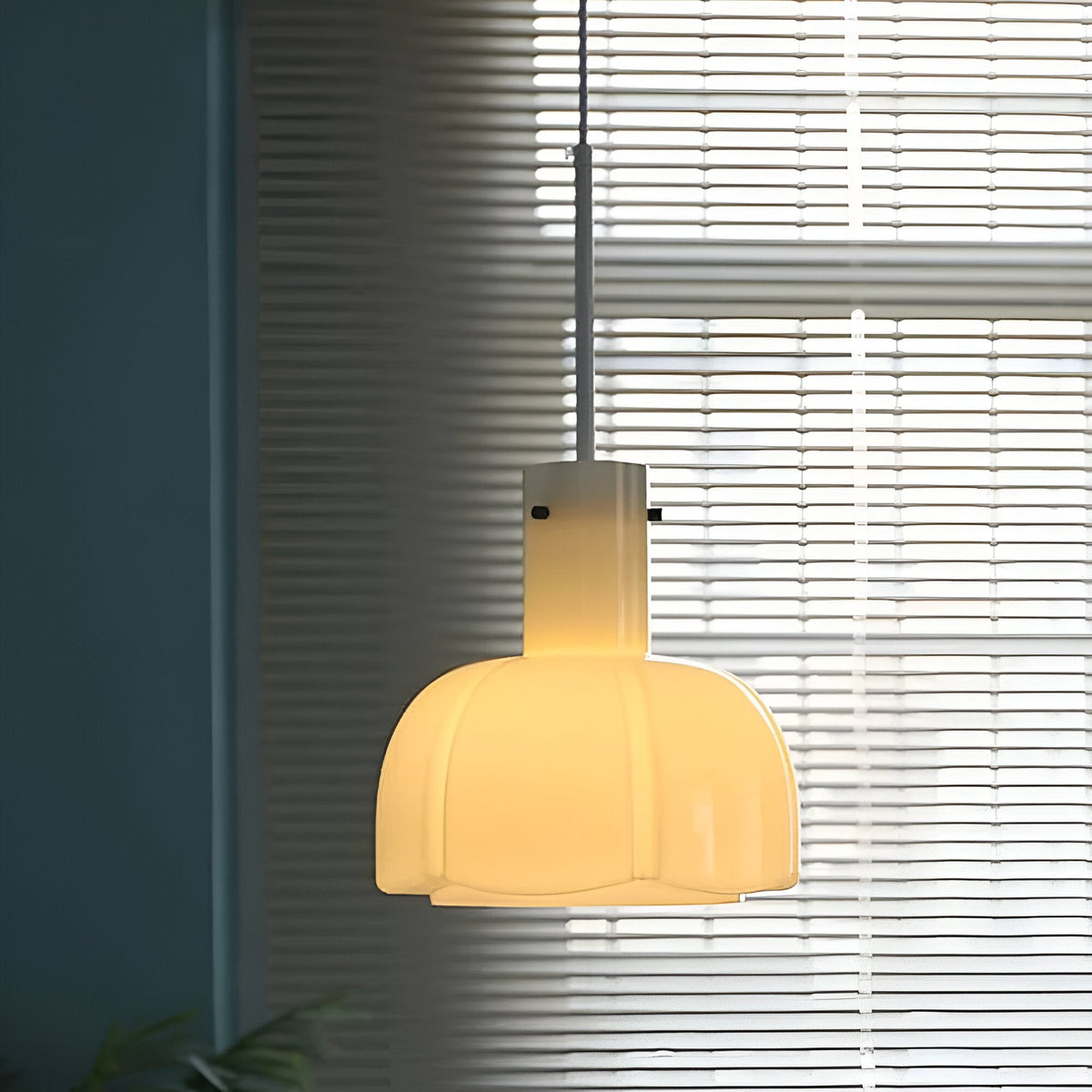 Lámpara colgante de cristal en forma de flor Amapela sobre una mesa de comedor – imagen 8