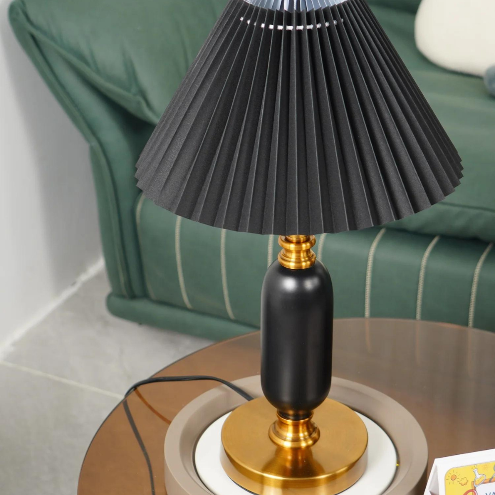 Lámpara de mesa plisada Hebrina en un salón acogedor – imagen 3