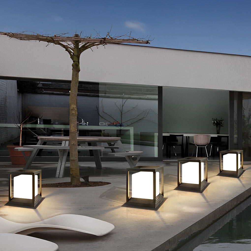 Farol de pilar exterior Kodina cubo en un jardín – imagen 3