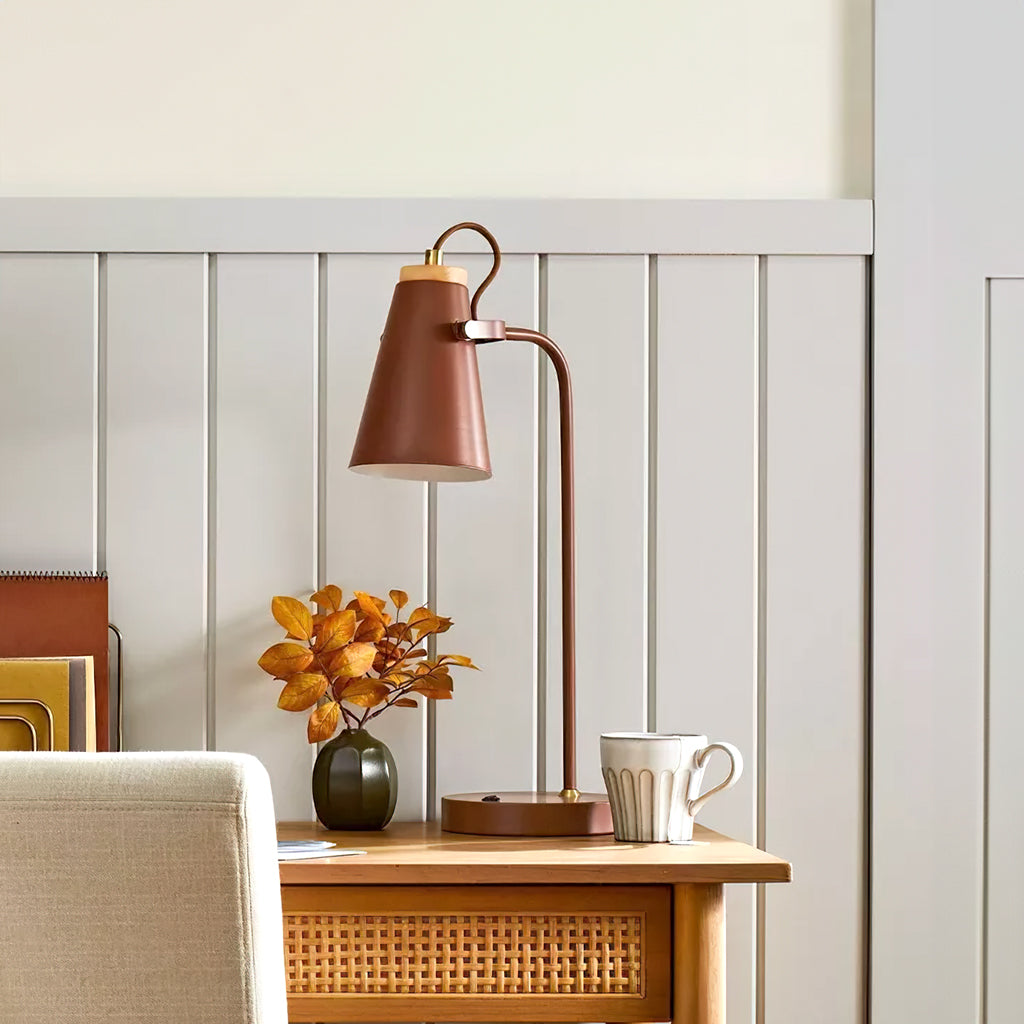 Lámpara de escritorio orientable Belisa sobre una mesa de madera – imagen 10