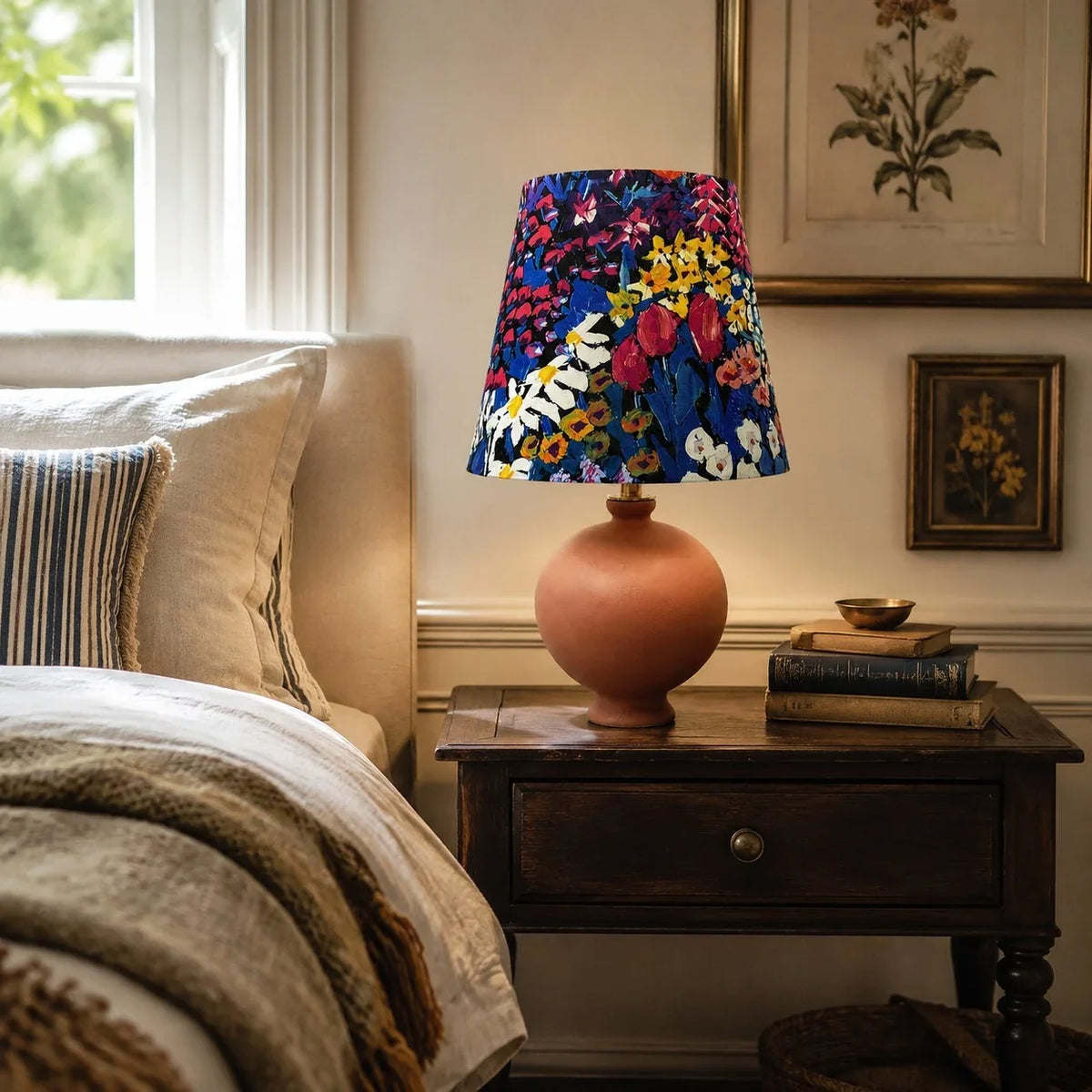 Lámpara de mesa de cerámica Vergela – con pantalla floral azul en un dormitorio