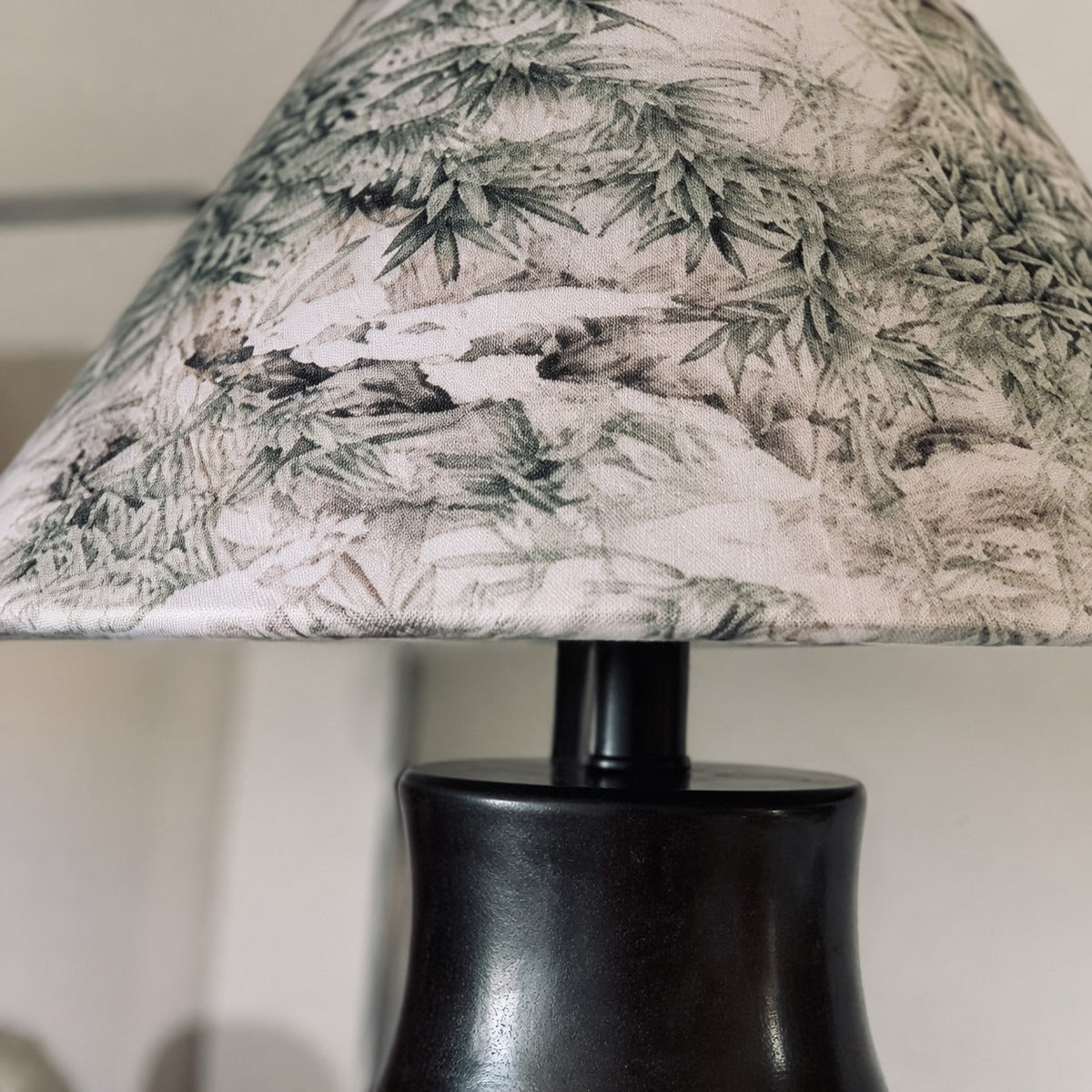 Lámpara de mesa de cerámica Tacuara – detalle de la pantalla botánica y el pie de cerámica