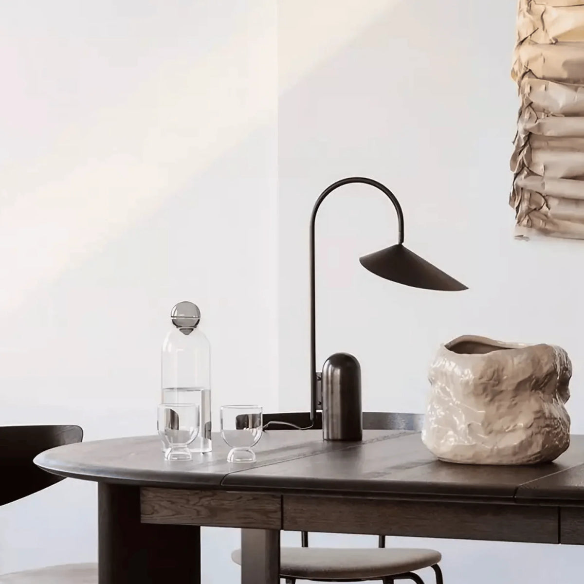Lámpara de mesa de arco Lemira con base de mármol en un salón de estilo nórdico – imagen 4