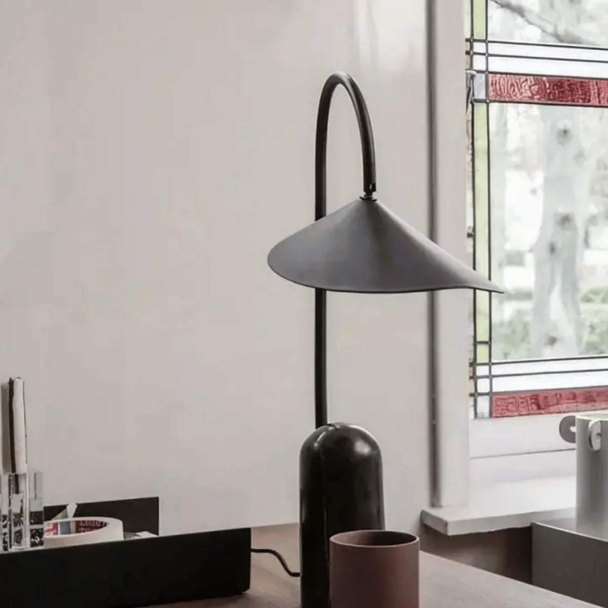 Lámpara de mesa de arco Lemira con base de mármol en un salón de estilo nórdico – imagen 7