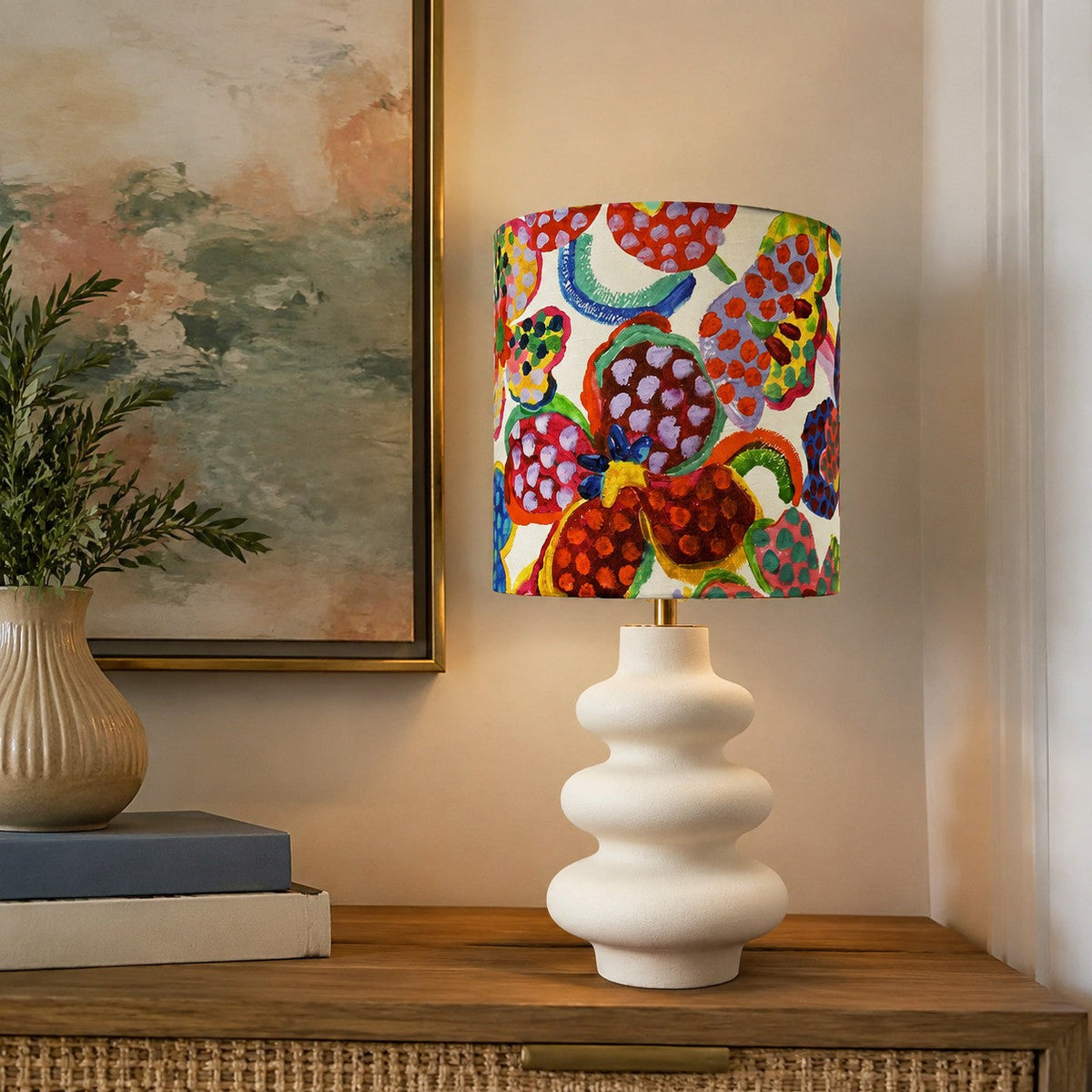 Lámpara de mesa de cerámica con pantalla floral Ramalia sobre un aparador – imagen 3