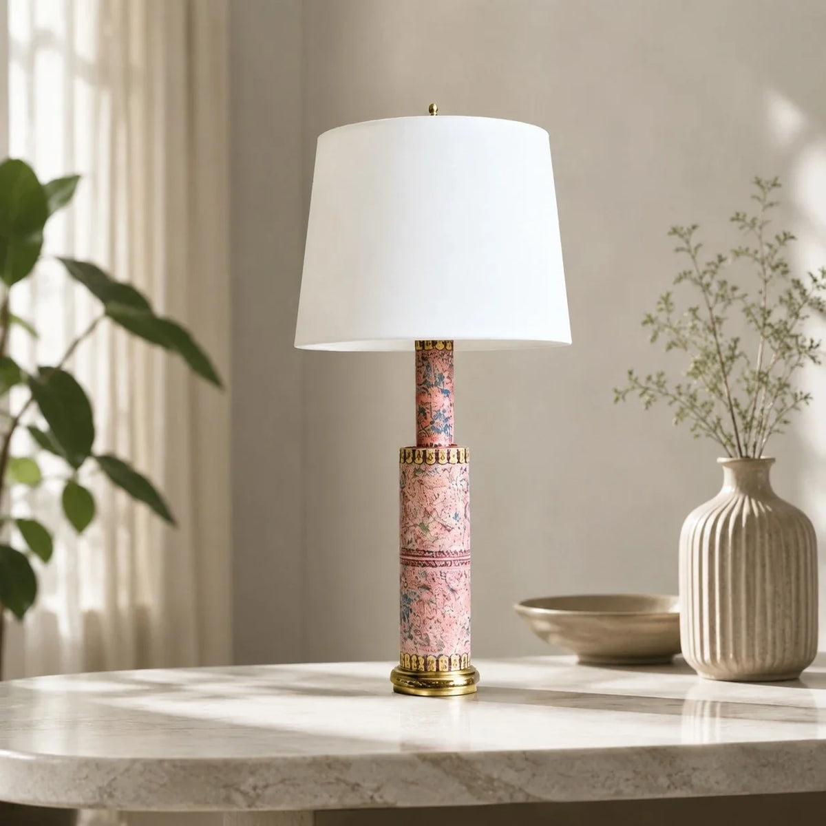 Lámpara de mesa de cerámica floral Rosilda – junto a un jarrón de cerámica
