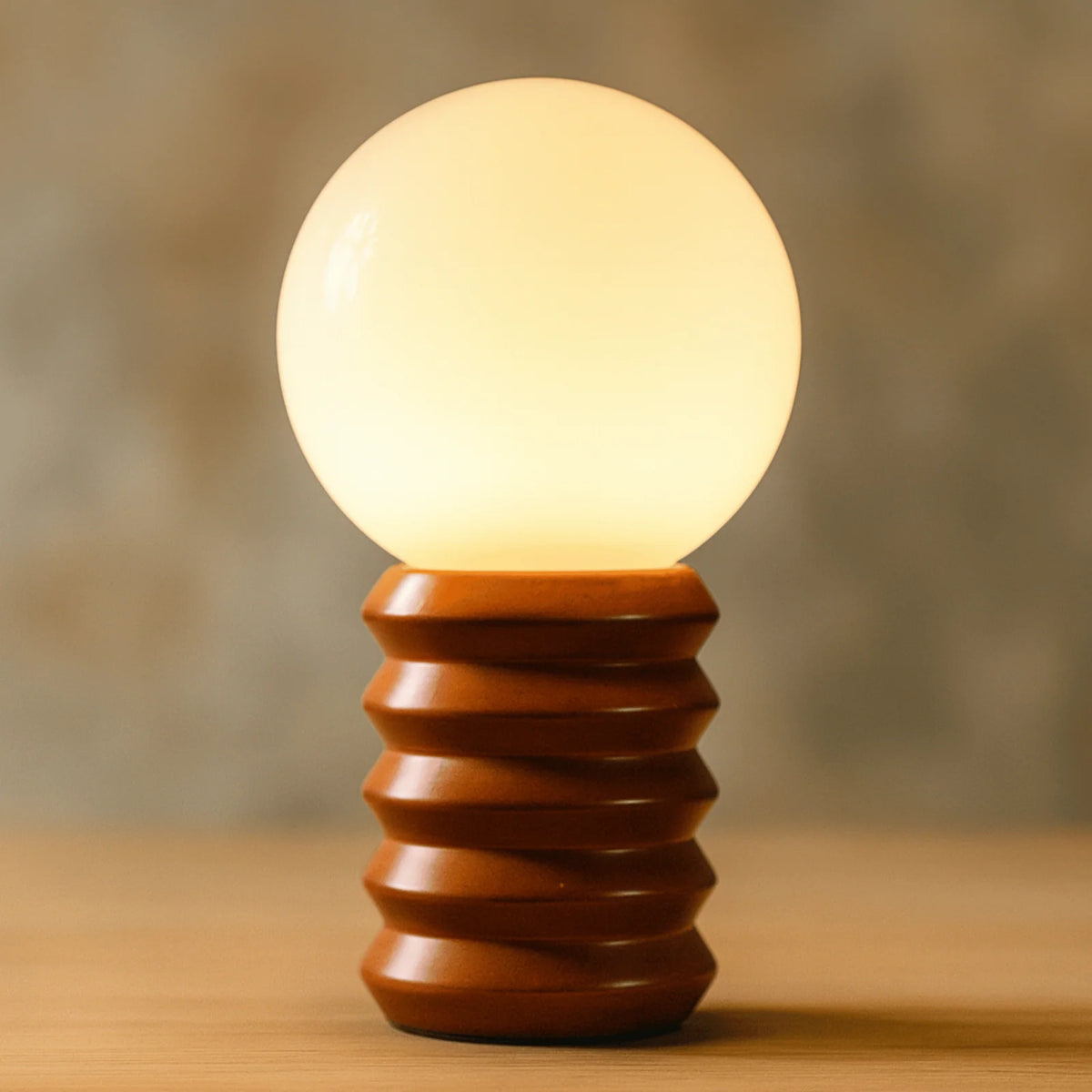 Lámpara de mesa retro con globo de cristal Leluna en un salón cálido – imagen 5