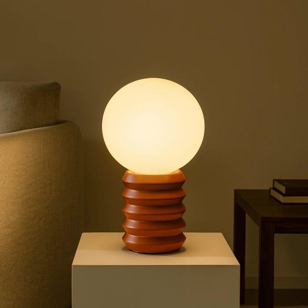 Lámpara de mesa retro con globo de cristal Leluna en un salón cálido – imagen 8