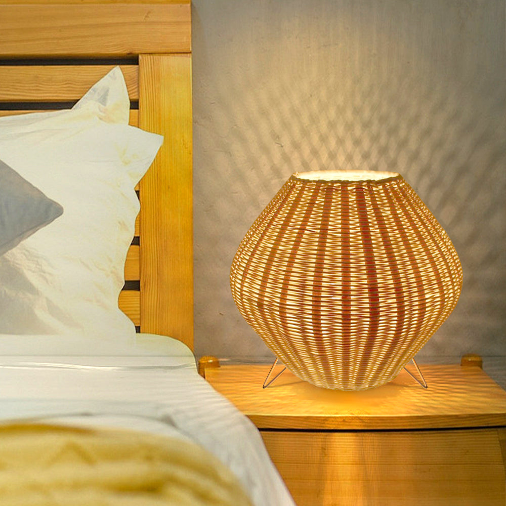 Lámpara de mesa de ratán Nidora en un dormitorio de estilo natural – imagen 4