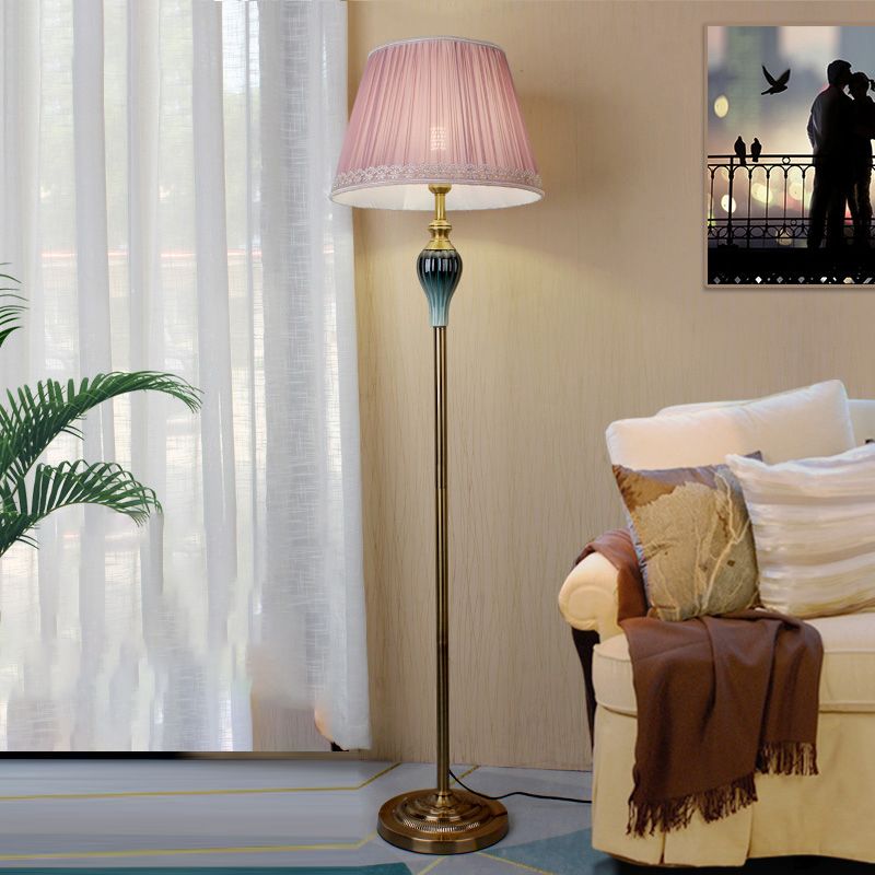 Lámpara de pie clásica con pantalla plisada Bernia – con pantalla rosa