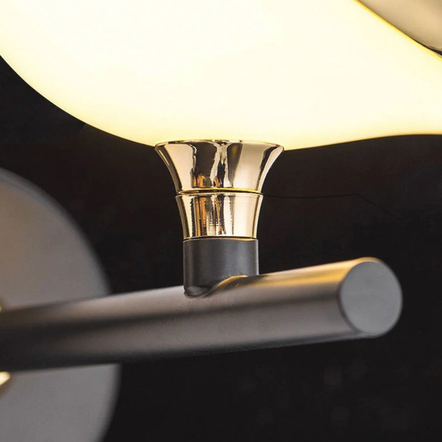 Lámpara de mesa con pájaros luminosos Mirleta en un dormitorio elegante – imagen 7