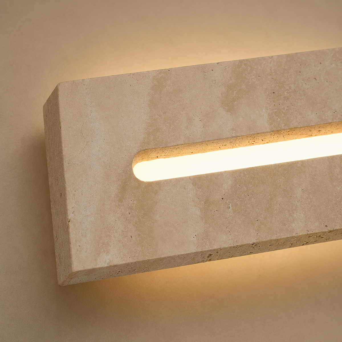 Aplique de pared exterior Urcalia de travertino – detalle de la piedra y la ranura de luz