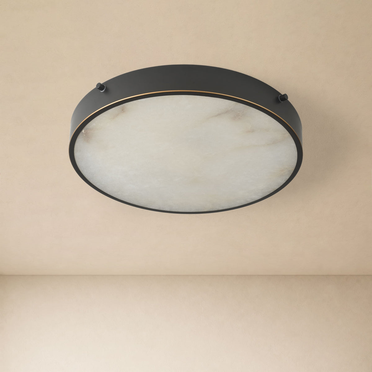 Plafón LED efecto alabastro Calcira – con aro negro y difusor apagado